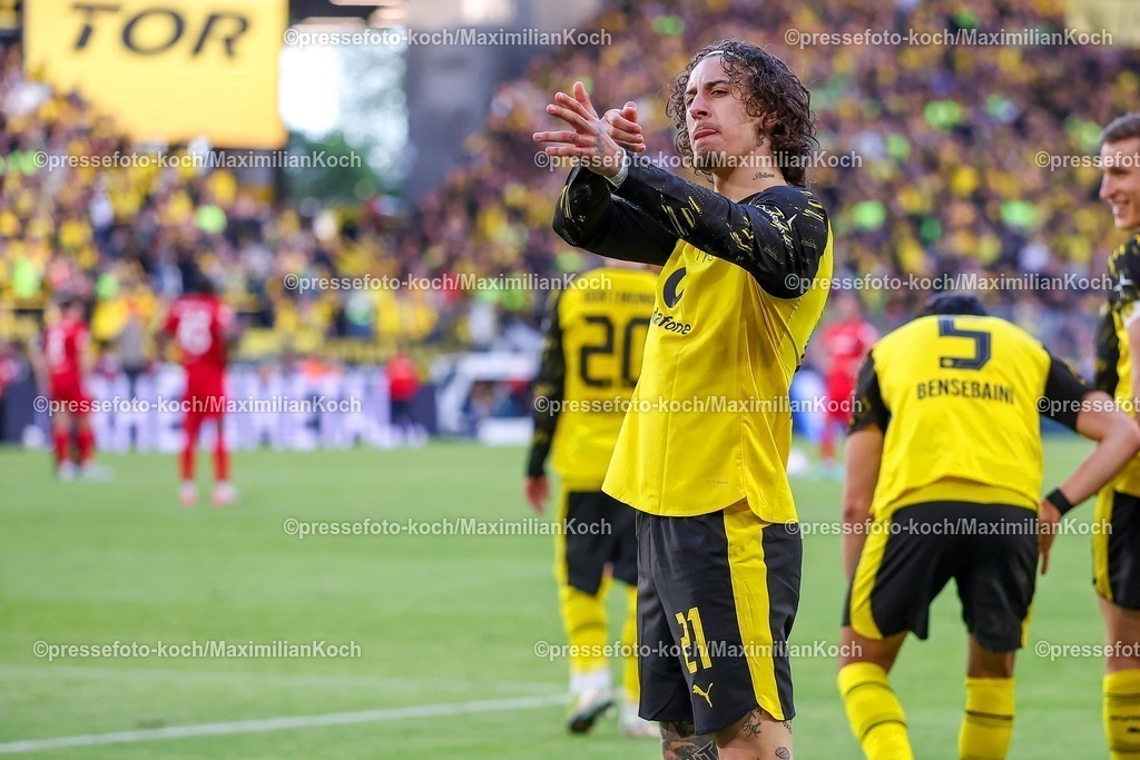 BVB26042601071 | 26.04.2026, Fußball, Borussia Dortmund - SC Freiburg, 1. Fußball Bundesliga, 31. Spieltag, Signal Iduna Park, Saison 2025 2026: Torjubel nach dem Tor zum 4:0 durch Torschütze Fabio Silva&nbsp;(BVB #21)  zusammen mit   DFB regulations prohibit any use of photographs as image sequences and or quasi-video.