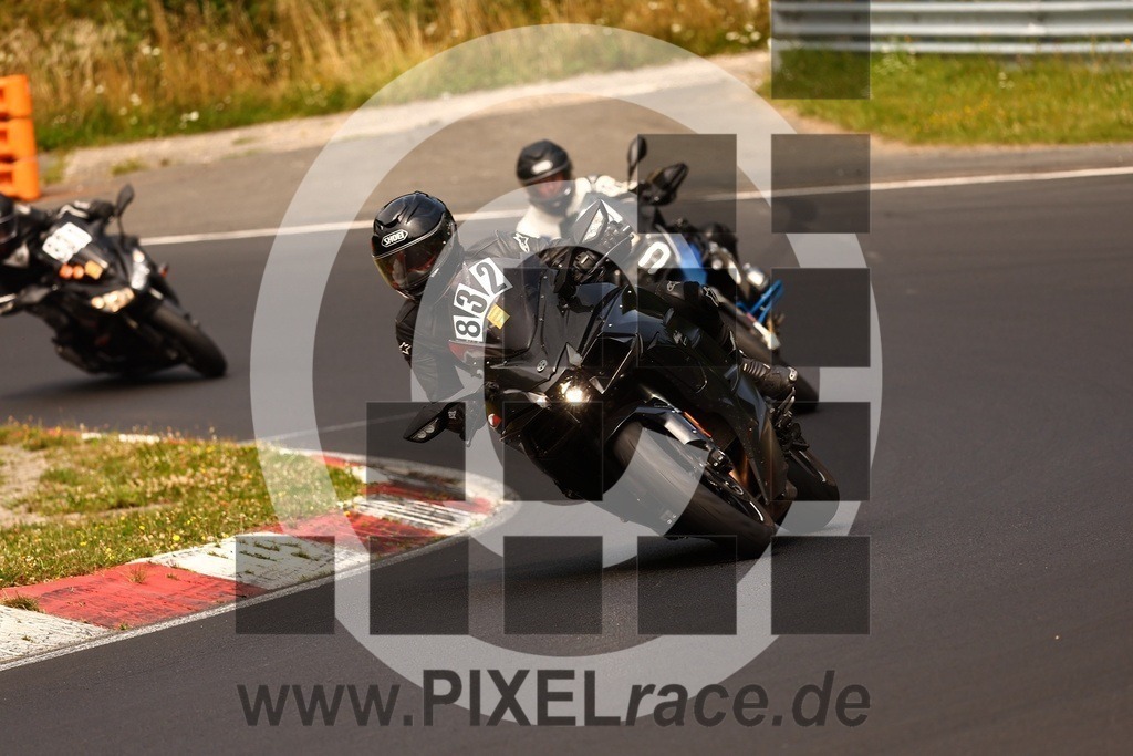 0832-20250814_04111 | Schöne Erinnerungen an spannende Momente - das festzuhalten ist unser Job. PIXELrace.de ist seit 2003 auf den Rennstrecken Europas unterwegs um die Action draußen beim Fahren und die wunderbare Stimmung imm Fahrerlager für euch einzufangen.