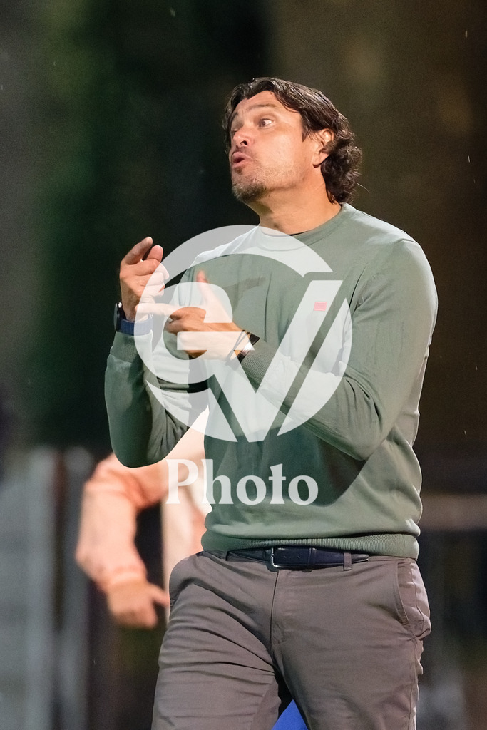 DZ9_4982_c | Switzerland: AXA Womens Super League 2025/26, Servette FC Chenois Feminin vs FC Aarau Frauen - Stade des Trois-Chene, Chene-Bourge: Cristian Toro (Head Coach Servette FC Chenois Feminin) portrait (headshot/close up) 