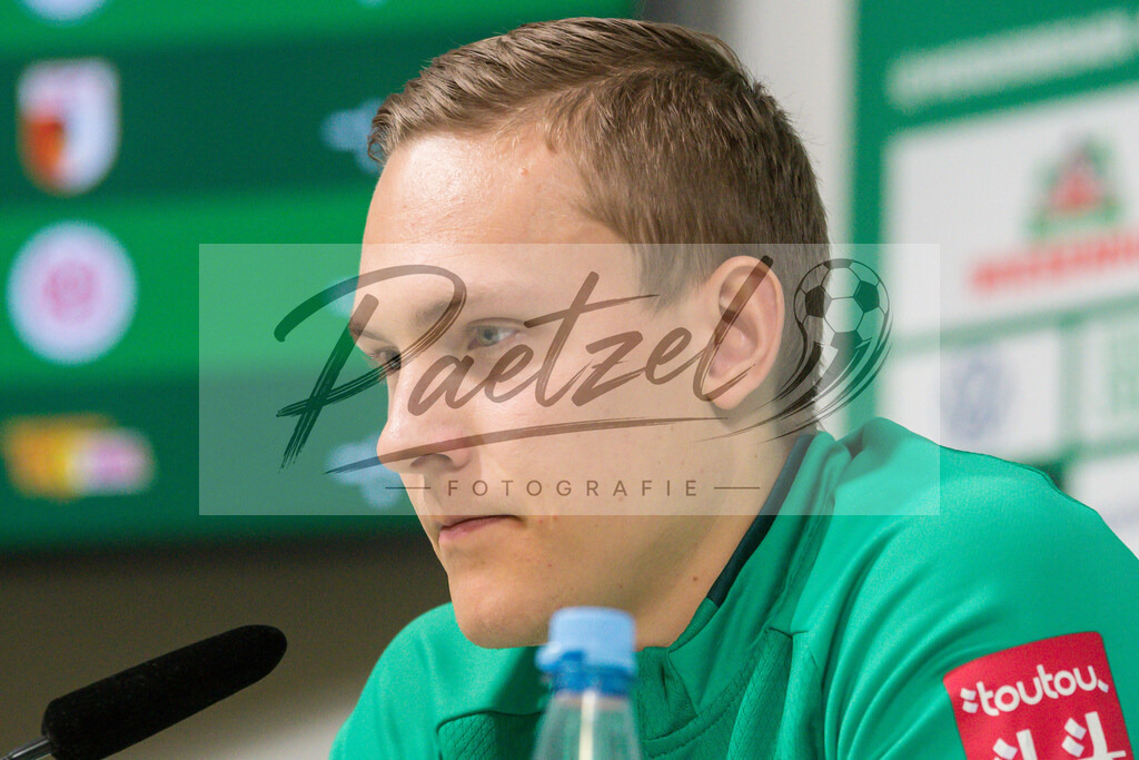 20200218_PKWEBR_0006 | Fussball, Herren: Ludwig Augustinsson (SV Werder Bremen) schaut waehrend der Pressekonferenz des SV Werder Bremen im Presseraum des wohninvest Weserstadion am 18.02.2020 in Osnabrueck, Deutschland. - Realisiert mit Pictrs.com