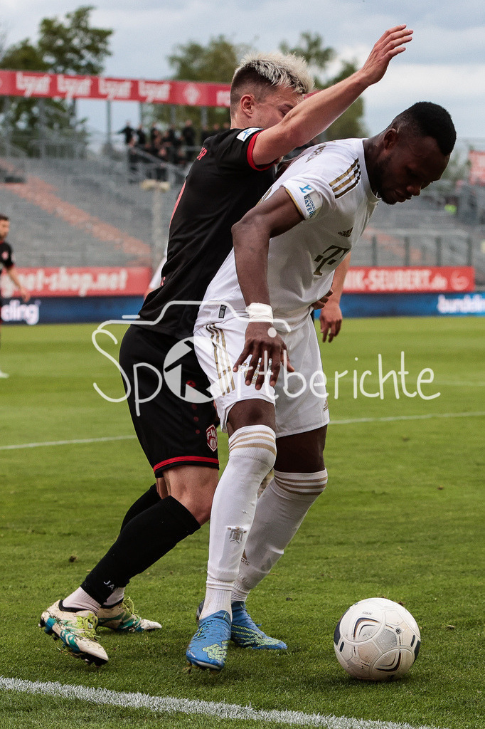FC Würzburger Kickers - FC Bayern Amateure | Thomas HAAS (FWK #7) im Duell mit Desire SEGBE AZANKPO (FCB #34)