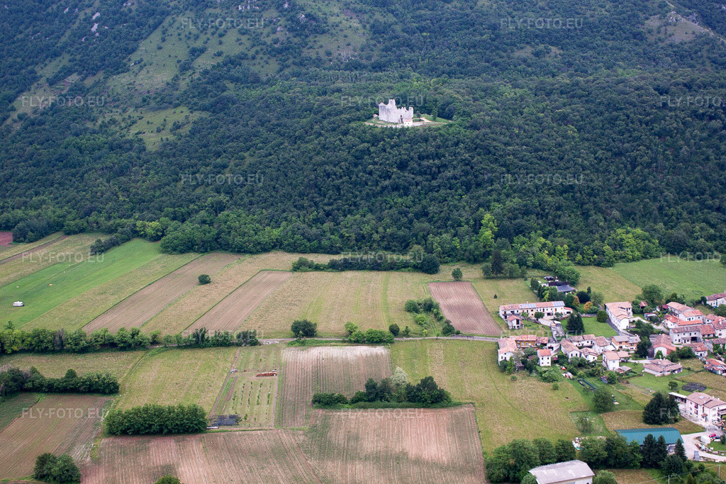 Vue aérienne: Vue de la ville à Toppo dans le département Frioul-Vénétie Julienne, Italie. Photo: IMG_50483.jpg prise le 09/06/2012 par Werner Riehm/FLY-FOTO.eu – Résolution de l'original: 4752 x 3168 px