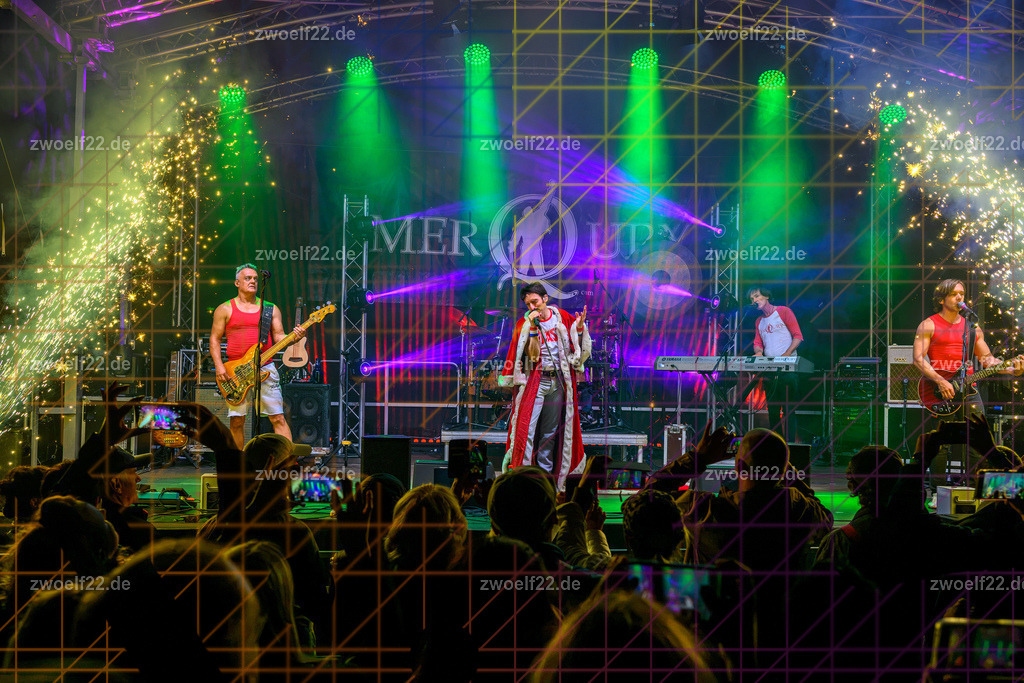 MerQury zum Stadtfest Wilsdruff, Wildruff am 22.08.2026 | Zum Stadtfest Wilsdruff 2026 gastierte die Dresdner Queen-Tribute-Band MerQury am Samstag Abend auf dem Markt in Wilsdruff. - Realisiert mit Pictrs.com