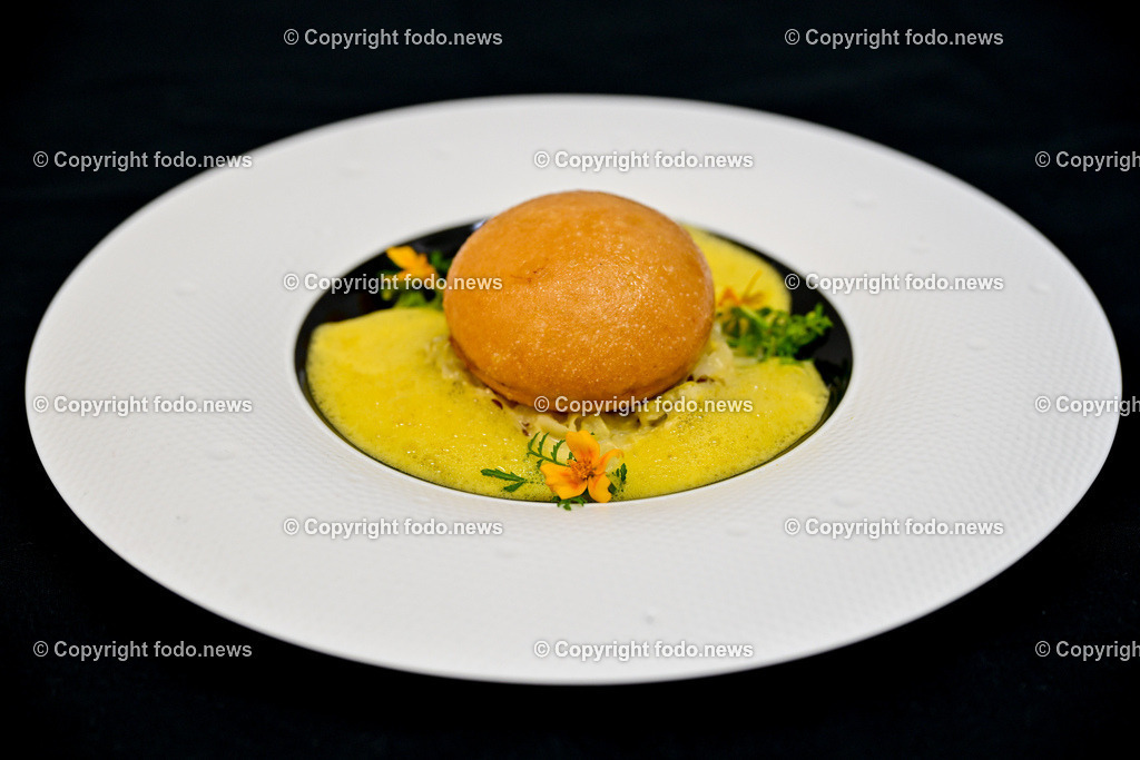 Kliemstein_ Restaurant_ 06.06.2024-16 | 06.06.2024, Linz, AUT, Kliemstein im Salzamt Linz, im Bild Michael A. Mueller (Patron) beim anrichten des Bruckner Menue im Kliemstein und Vino Vitis, Restaurant, Gastronomie