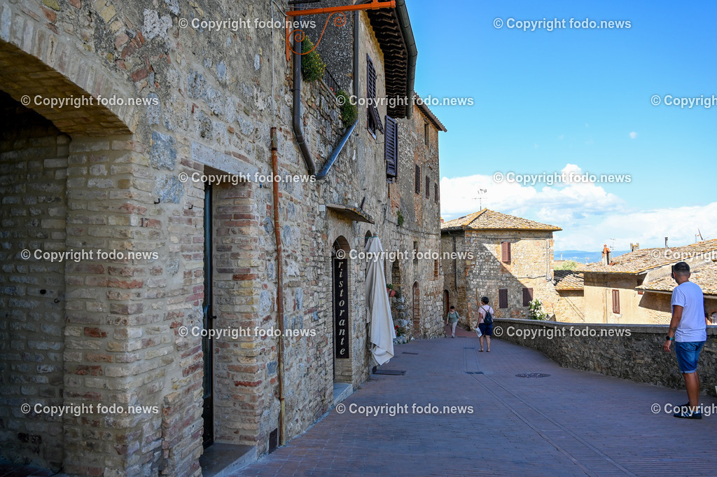 Italien_ Toskana_ San Gimignano_ 31.05.2024-212 | 31.05.2024, Italien, ITA, Toskana, San Gimignano im Bild Stadtansichten Gebäude, Architektur, Touristen, Historisch, Souvenir, Ansichten der berühmten Stadt San Gimignano in der Toskana-Italien - View of the famous town San Gimignano in Tuscany-ItalySan Gimignano ist eine italienische Kleinstadt in der Toskana mit einem mittelalterlichen Stadtkern. San Gimignano wird auch die Stadt der Türme genannt. Die Stadt liegt in der Provinz Siena. Sie gehört neben Florenz, Siena und Pisa zu den von Touristen meist besuchten Zielen in der Toskana.