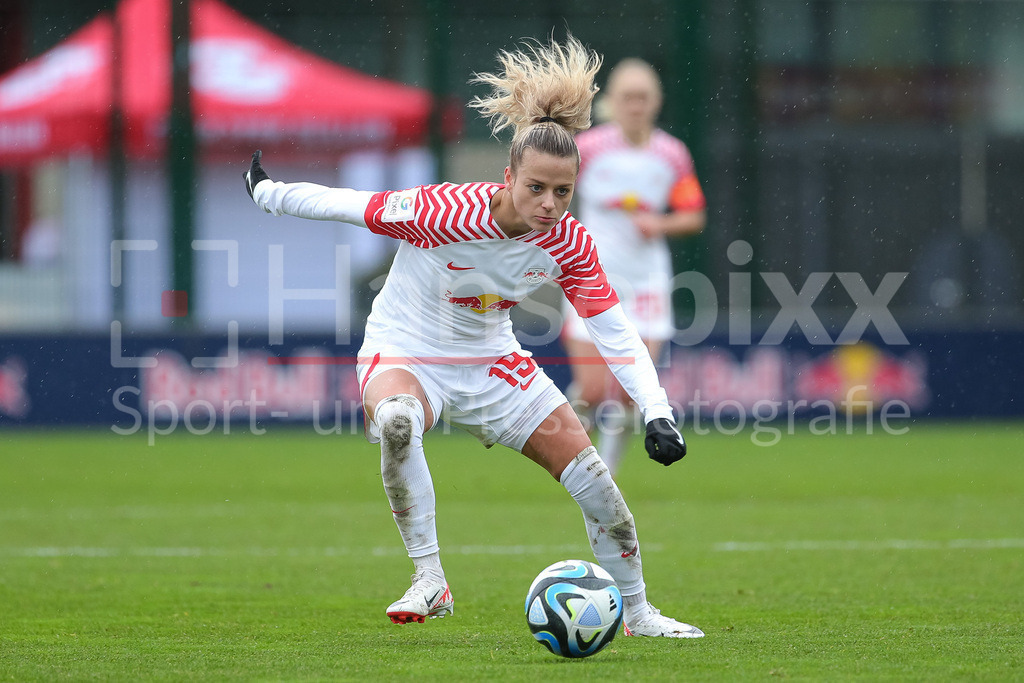 Fussball, Google Pixel Frauen-Bundesliga, RB Leipzig - SV Werder Bremen | v.li.: Jenny Hipp (RB Leipzig, 19) am Ball, Einzelbild, Ganzkörper, Aktion, Action, Spielszene, DIE DFB-RICHTLINIEN UNTERSAGEN JEGLICHE NUTZUNG VON FOTOS ALS SEQUENZBILDER UND/ODER VIDEOÄHNLICHE FOTOSTRECKEN. DFB REGULATIONS PROHIBIT ANY USE OF PHOTOGRAPHS AS IMAGE SEQUENCES AND/OR QUASI-VIDEO.