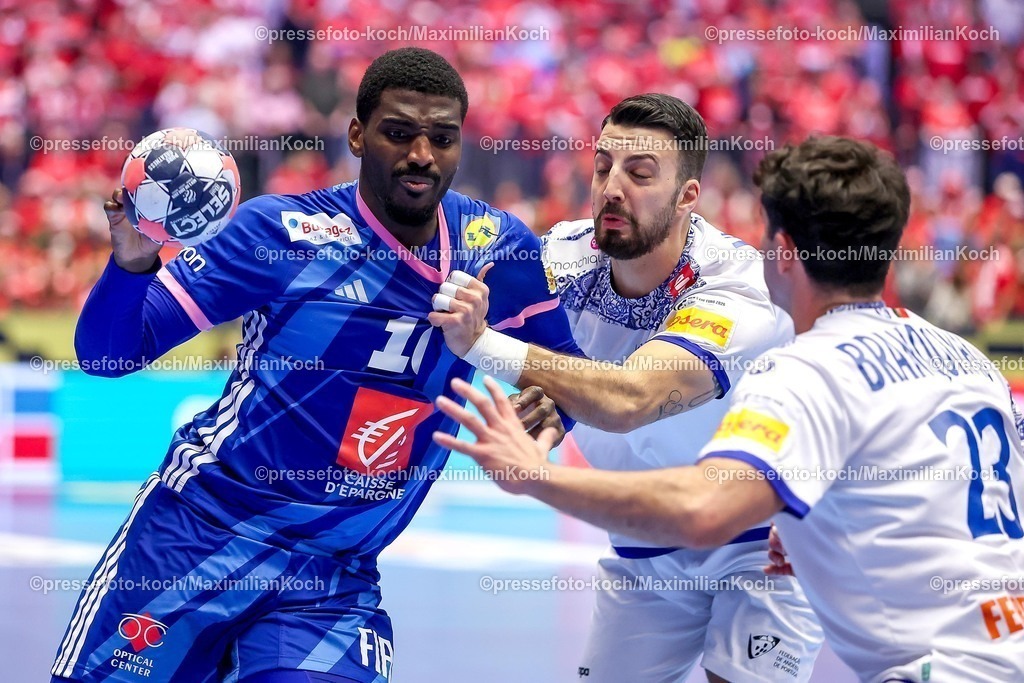 EHF24012601006 | 24.01.2026, Handball, Men's EHF EURO 2026, Frankreich - Portugal, Jyske Bank Boxen in Herning, Dänemark, Main Round:  Dika Mem (France #10) im Zweikampf gegen   Miguel Jose Soares Neves (Portugal #20)  Diogo Ferraz Branquinho (Portugal #23)
