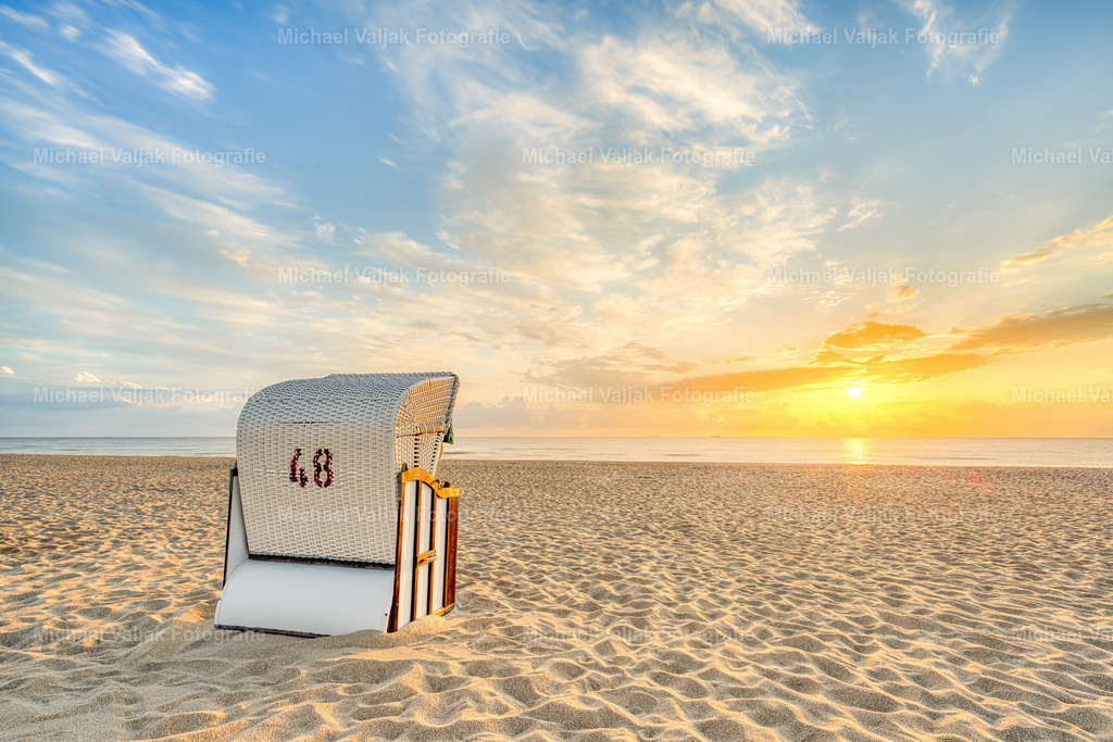 Ein Platz am Meer | Ein einsamer Strandkorb am Ostseestrand auf Usedom kurz nach Sonnenaufgang im Sommer.  - Realisiert mit Pictrs.com