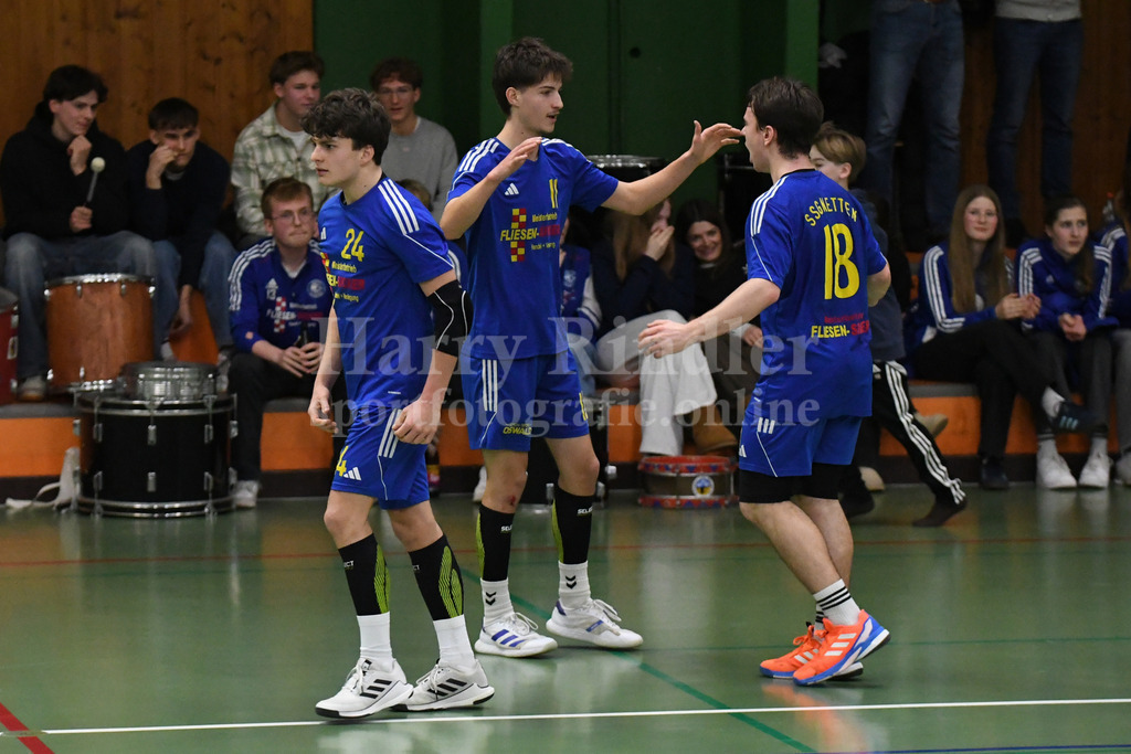 SSG Metten : SC Freising | Lenox Joachim (#24 HC Deggendorf) und Ludwig Hilz (SSG Metten #11) und Emanuel Pirzer (SSG Metten #18) - Realisiert mit Pictrs.com