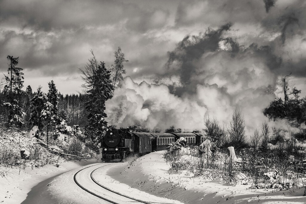 Harzer Brockenbahn - stählernes Ross | Wir machen aus Ihren Bildern Erinnerungen für die Ewigkeit | Hochwertige Fotografien für Ihr zu Hause. - Realisiert mit Pictrs.com