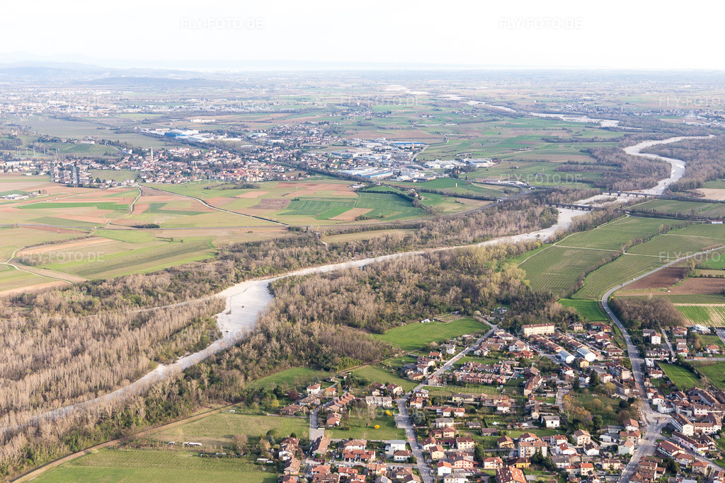 Luftbild: Ortsansicht in Pradamano im Bundesland Friaul-Julisch Venetien in Italien. Foto: IMG_105794.jpg vom 08.04.2018 durch Werner Riehm/FLY-FOTO.de