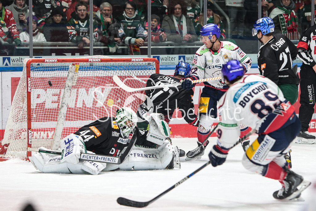 Augsburger Panther - Eisbaeren Berlin | Zachary BOYCHUK (EBB #89) erzielt in dieser Szene das Tor zum 2-3 fuer Berlin