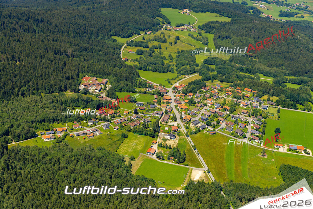 Aktuelles Luftbild von Habischried Bischofsmais - Die Luftaufnahme wurde 2022 mittels UL-Flugzeug erstellt ( keine Drohne ) - hochauflösende Kamera-Systeme von  Canon -Beste Qualität - Für grossformatige Ausdrucke geeignet. Die Geschenkidee !