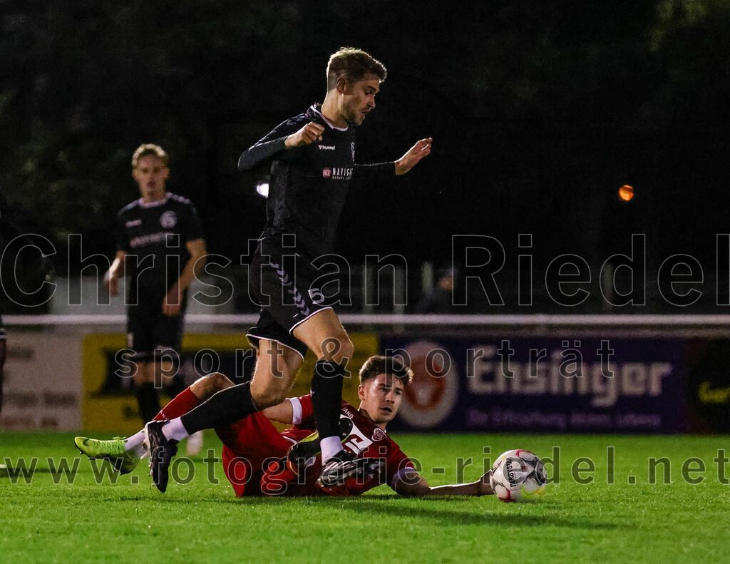2023-10-27_051_VfB_Hallbergmoos_gegen_FC_Schwaig | Hallbergmoos, Deutschland, 27.10.2023:
Fußball, Landesliga Südost 2023 / 2024, 18. Spieltag, VfB Hallbergmoos gegen FC Schwaig, Endergebnis: 2:3

Mario Simak (FC Schwaig, #5), Moritz Sassmann (VfB Hallbergmoos, #15)

Foto: Christian Riedel / fotografie-riedel.net