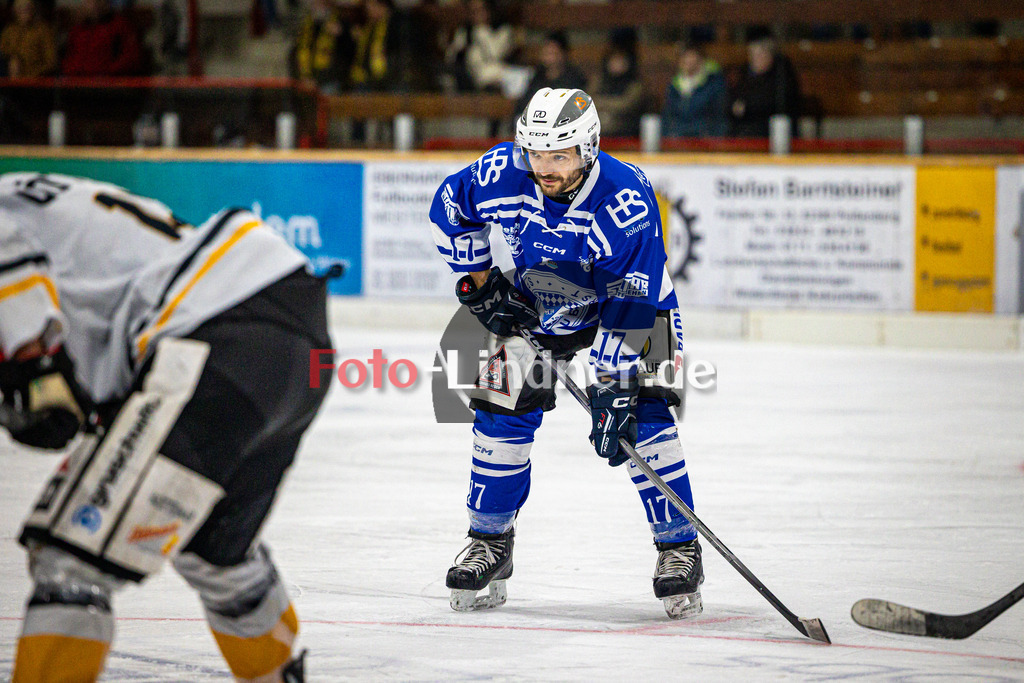 SC Forst NATURE BOYS gegen WANDERERS Germering | Eishockey Landesliaga Herren Gruppe A 2024/2025, SC Forst NATURE BOYS gegen WANDERERS Germering, 20241025,Marco MOOSLECHNER (Nature Boyz 17) wartet auf den Bully,2024-10-25 in Peißenberg (Eisstadion Peißenberg), Marco MOOSLECHNER (Nature Boyz 17)Copyright: WolfgangxLindner www.foto-lindner.de