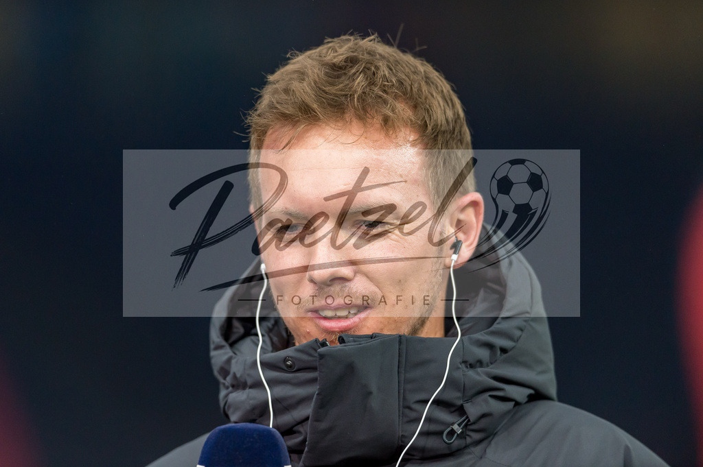 BSCFCB20220123_176 | Fussball, Herren: Trainer Julian Nagelsmann (FC Bayern Muenchen) schaut bei dem Spiel der 1. Bundesliga zwischen Hertha BSC und FC Bayern Muenchen im Olypiastadion am 23.01.2022 in Berlin, Deutschland.DFB / DFL REGULATIONS PROHIBIT ANY USE OF PHOTOGRAPHS AS IMAGE SEQUENCES AND/OR QUASI-VIDEO. - Realisiert mit Pictrs.com