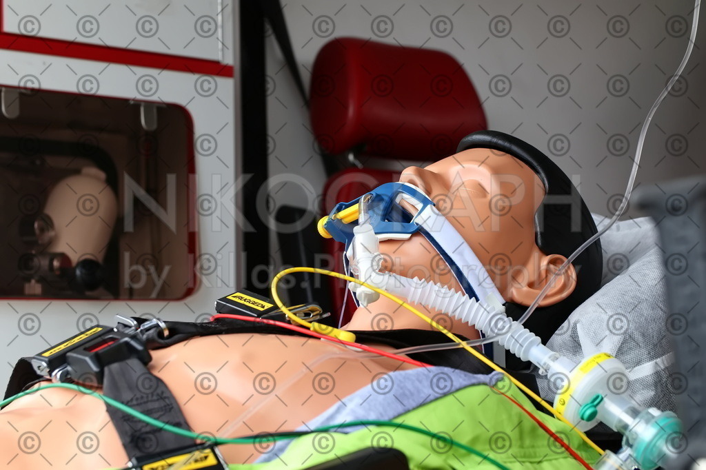 Beatmung | Eine intubierte Renimationspuppe im Rettungswagen (RTW) bei einer Vorführung.