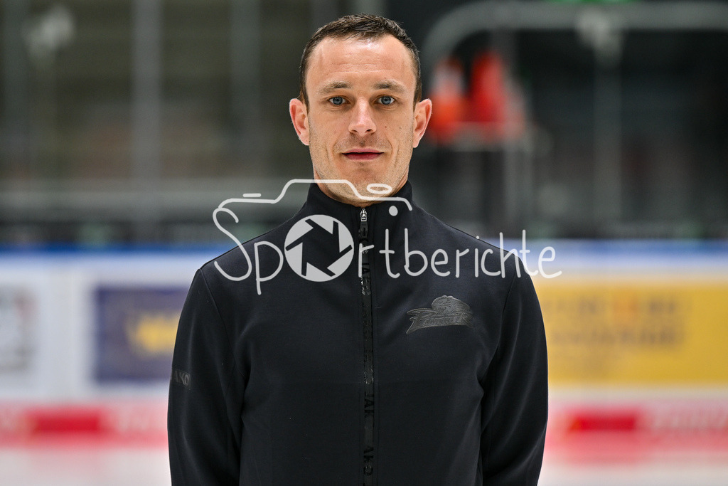 Augsburger Panther 2025/26 | im Bild Oliver RÖNSCH - Physiotherapie / Einzelfoto / Freisteller / Media Day Augsburger Panther: Curt-Frenzel Stadion am 06.08.2025