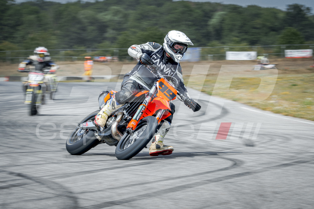 SuperMoto_Staatsmeisterschaft_Fuglau-700 | GRIPcapture steht für authentische Sportfotografie in Österreich – für Momente, die mehr sind als Geschwindigkeit oder Ergebnis. Es geht um Emotion, Spannung, Fokus und den Augenblick, der oft nur einen Wimpernschlag dauert.Ob Motorsport, Teamsport oder 