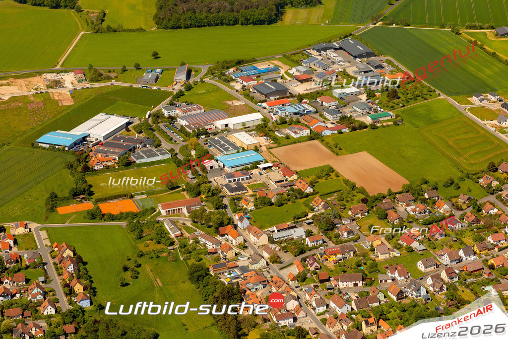 Das Luftbild zeigt :  Wilhelmsdorf - Die Luftaufnahme wurde 2024 vom UL-Flugzeug aus erstellt ( keine Drohne ) - Hochauflösende Luftaufnahme - Für grossformatige Ausdrucke geeignet. Die Geschenkidee !Mit Lizenz und Bildrechte bestellbar