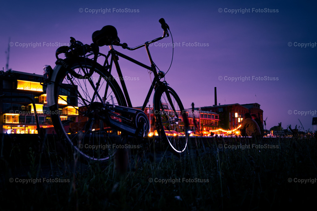 Fahrrad am Hafen von Münster | Stehendes Hollandrad auf der Promenade vom Hafen Münster bei Nacht. - Realisiert mit Pictrs.com