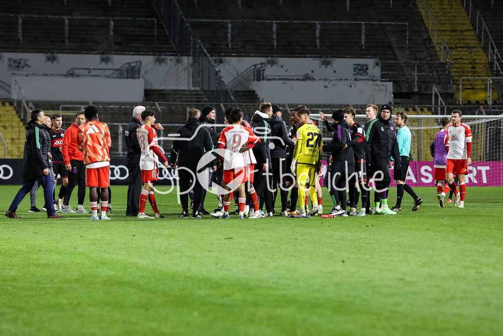 FC Bayern Amateure - FC Wuerzburger Kickers | Nach Schlusspfiff gab es noch eine kleine Rudelbildung