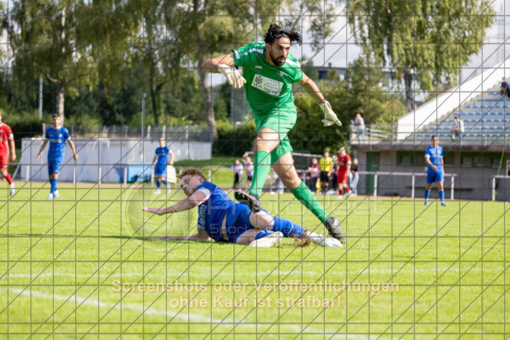 20250824_162402_0350 | #,1.FC Eislingen (blau) vs. MTV Stuttgart (rot), Fussball, Landesliga 2 - wfv, 02. Spieltag, Saison 2025/2026, Rasenplatz, Eichbachstation, Haldenstraße, 73054 Eislingen, 24.08.2025 - 15:00 Uhr,Foto: PhotoPeet-Sportfotografie/Peter Harich