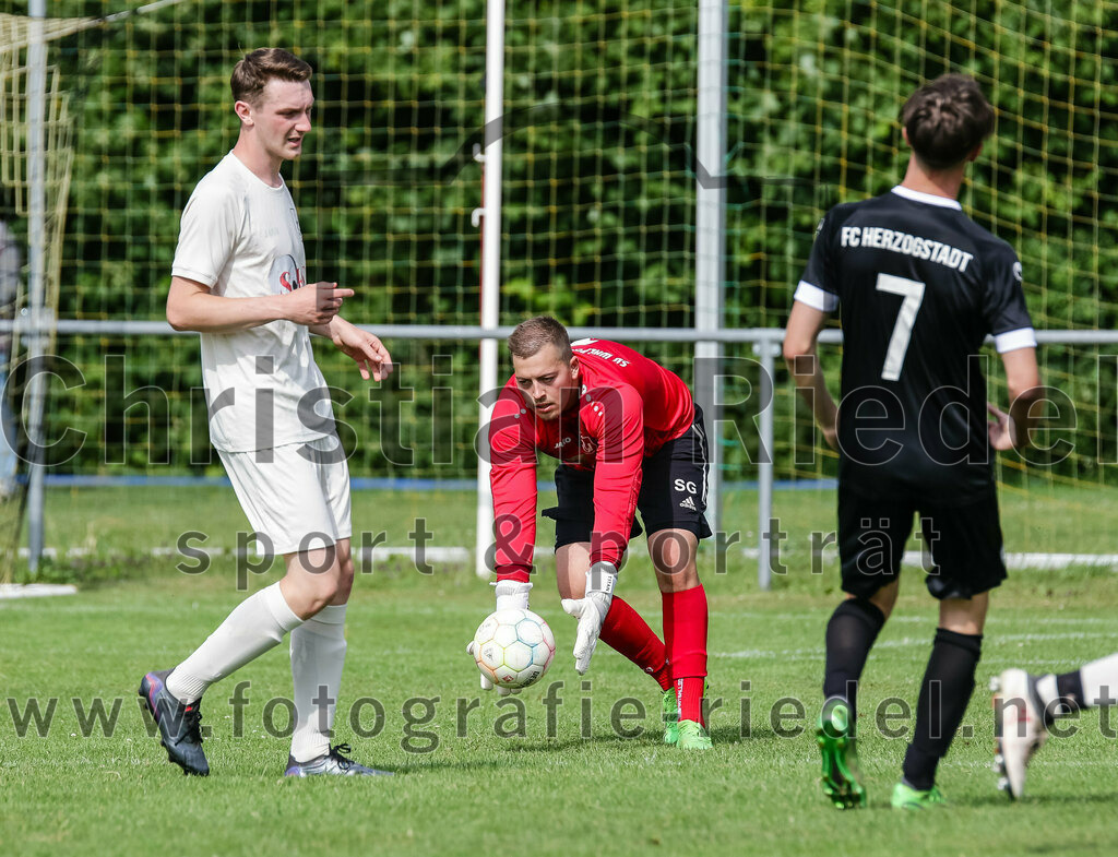 2023-07-02_111_SV_Walpertskirchen_gegen_FC_Herzogstadt | Walpertskirchen, Deutschland, 02.07.2023:
Fußball, Kreisliga 2023 / 2024, Testspiel, SV Walpertskirchen gegen FC Herzogstadt, Endergebnis: 

Torwart Stefan Gröppmaier (SV Walpertskirchen, #1), Emil Schwarz (FC Herzogstadt, #7)

Foto: Christian Riedel / fotografie-riedel.net