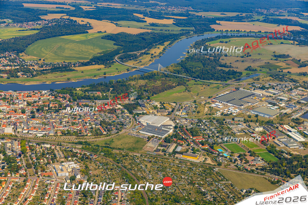 Neue Luftbildaufnahme der Stadt Schönebeck - Das Luftbild wurde 2025 vom UL-Flugzeug heraus erstellt ( keine Drohnenaufnahme ) - Hochauflösende Luftaufnahme - für Wandbilder und großformatige Ausdrucke geeignet. Das besondere Geschenk!Hier alle&nbsp;Infos zur Lizenzierung der LuftaufnahmeWir fliegen auch dieses Jahr wieder in Ihre Region um Luftbilder zu erstellen.- Luftbild anfragen