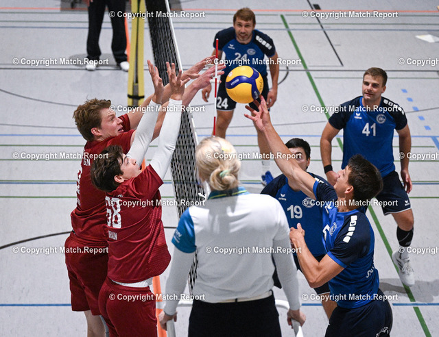 10091u23 | Tuebingen  07.10.2023 
Volleybal  Regionalliga Maenner 
TSG Tuebingen - TSV G.A. Stuttgart 
Henry Bauer (li hinten, TSG Tuebingen) und Peter Braun (li, TSG Tuebingen)
FOTO: ULMER PressebildagenturxxNOxMODELxRELEASExx