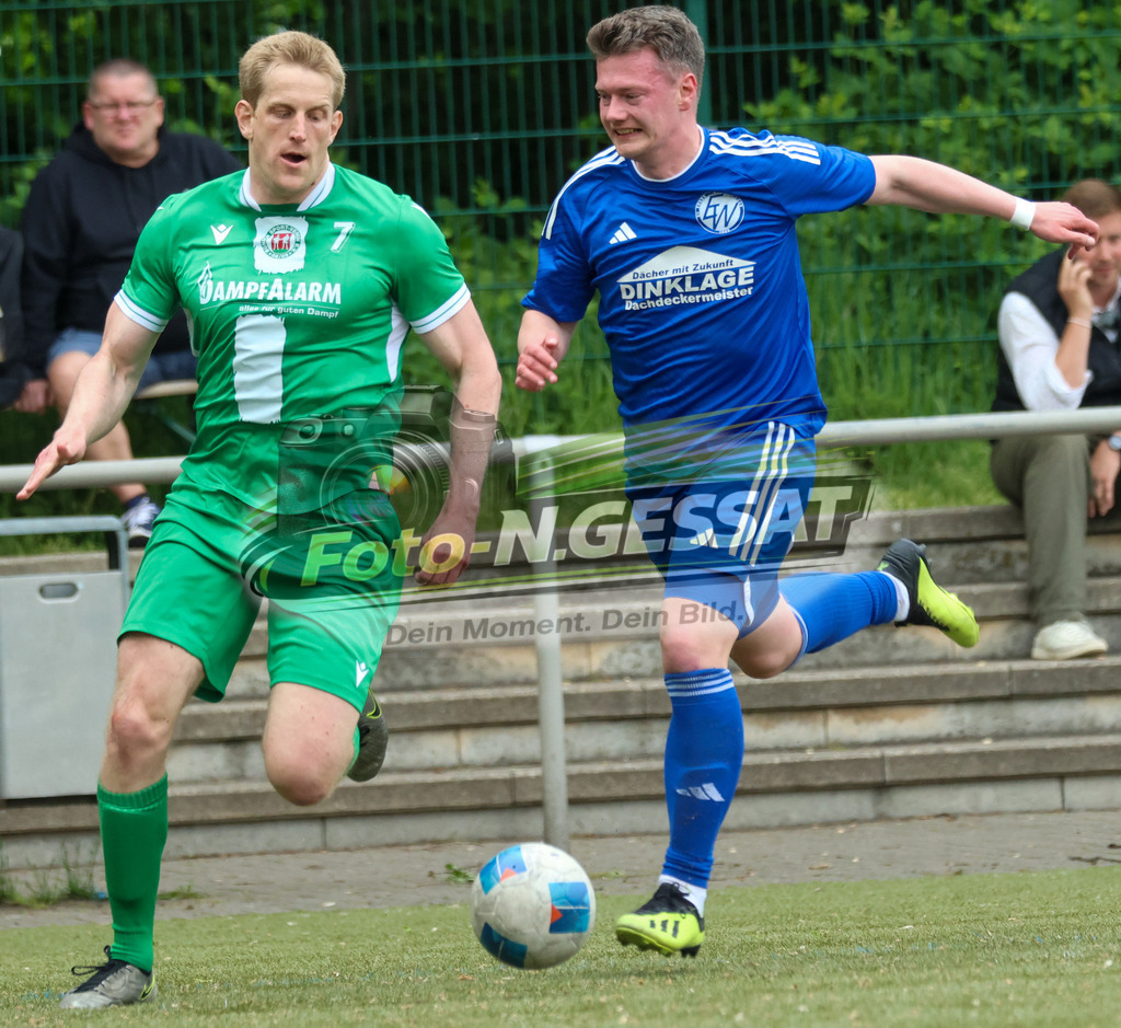 Bünder SV - SV Enger-Westerenger, | Auf dem Bild zu sehen: grün Bünder SV: Volkmar Vöge (Weg zum 3:0); blau SV Enger-Westerenger: Marcel Ebmeyer Bünder SV, SV Enger-Westerenger, Saison 25/26, Kreisliga A, Bünde, Deutschland - Realisiert mit Pictrs.com