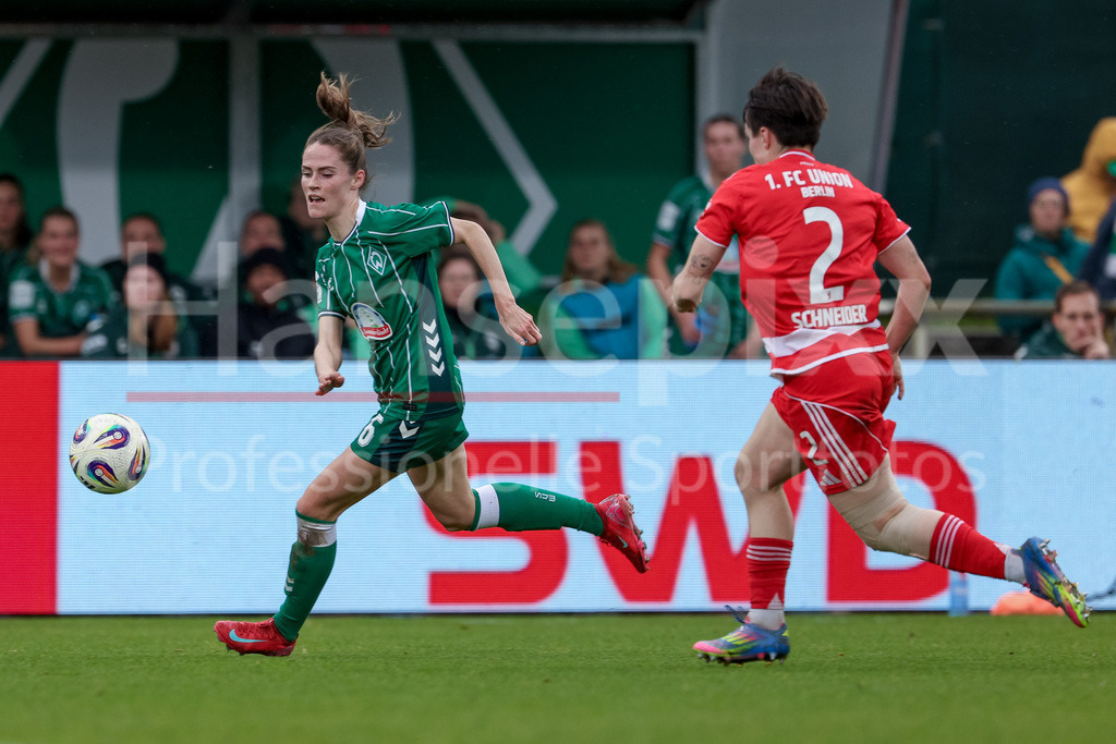 Fussball, Google Pixel Frauen-Bundesliga, SV Werder Bremen - 1. FC Union Berlin | v.li.: Reena Wichmann (SV Werder Bremen, 6) und Tomke Schneider (1. FC Union Berlin, 2)im Zweikampf, Duell, Dynamik, Aktion, Action, Spielszene, DIE DFB-RICHTLINIEN UNTERSAGEN JEGLICHE NUTZUNG VON FOTOS ALS SEQUENZBILDER UND/ODER VIDEOÄHNLICHE FOTOSTRECKEN. DFB REGULATIONS PROHIBIT ANY USE OF PHOTOGRAPHS AS IMAGE SEQUENCES AND/OR QUASI-VIDEO.