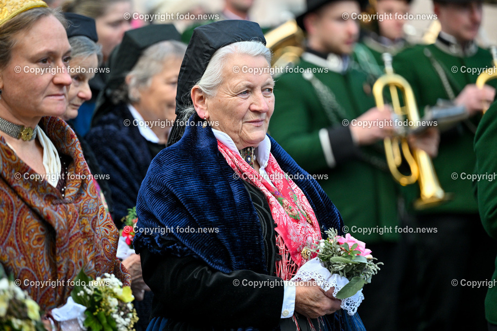 Neujahrschnalzen_ Aperschnalzen 2024_ 01.01.2024-34 | 01.01.2024, Promenade Linz, AUT, Landhaus im Bild Neujahrschnalzen 2024, Turmblaeser, Prangerschuetzen, Tradition, Brauchtum, Blasmusik, Peitschen, Trachtenverein Altstaedter Bauerngmoa, Promenade, Landhaus, Turm, Linz