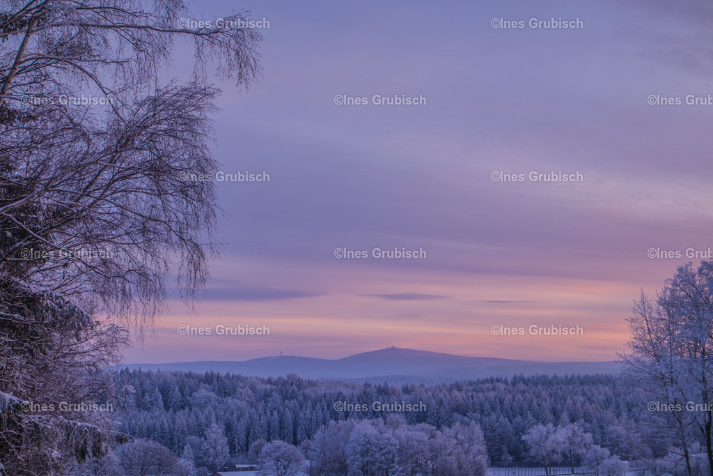 Keilberg und Fichtelberg im Sonnenuntergang | Lila Lubbenbomm - Artwork by Ines Grubisch - Realisiert mit Pictrs.com