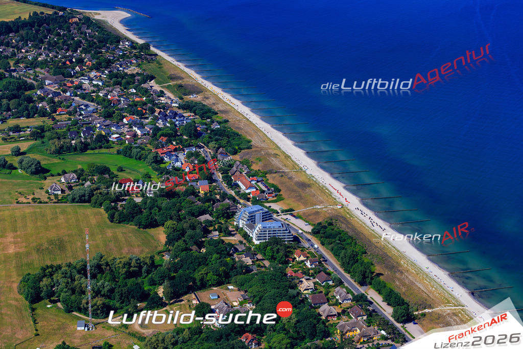 Die Luftbildaufnahme Ostseebad - Ahrenshoop wurde 2018 mittels Flugzeug (keine Drohne) erstellt. Perfekte Schärfe und Druck- Auflösung- Garantiert!