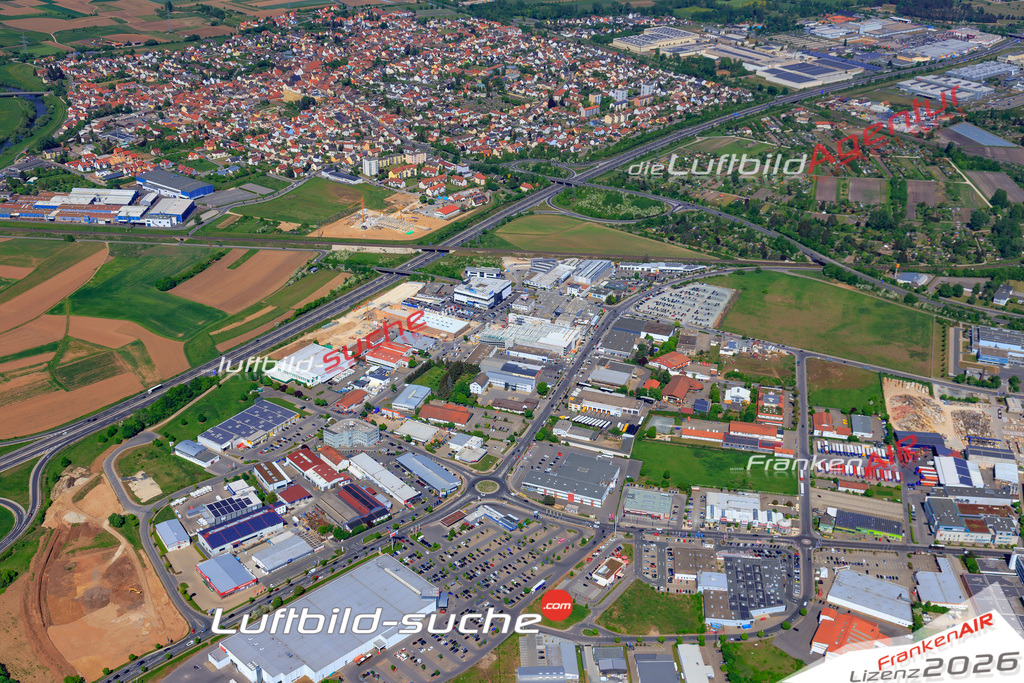 Die Luftbildaufnahme Hafen - Hallstadt wurde 2018 mittels Flugzeug (keine Drohne) erstellt. Perfekte Schärfe und Druck- Auflösung- Garantiert!