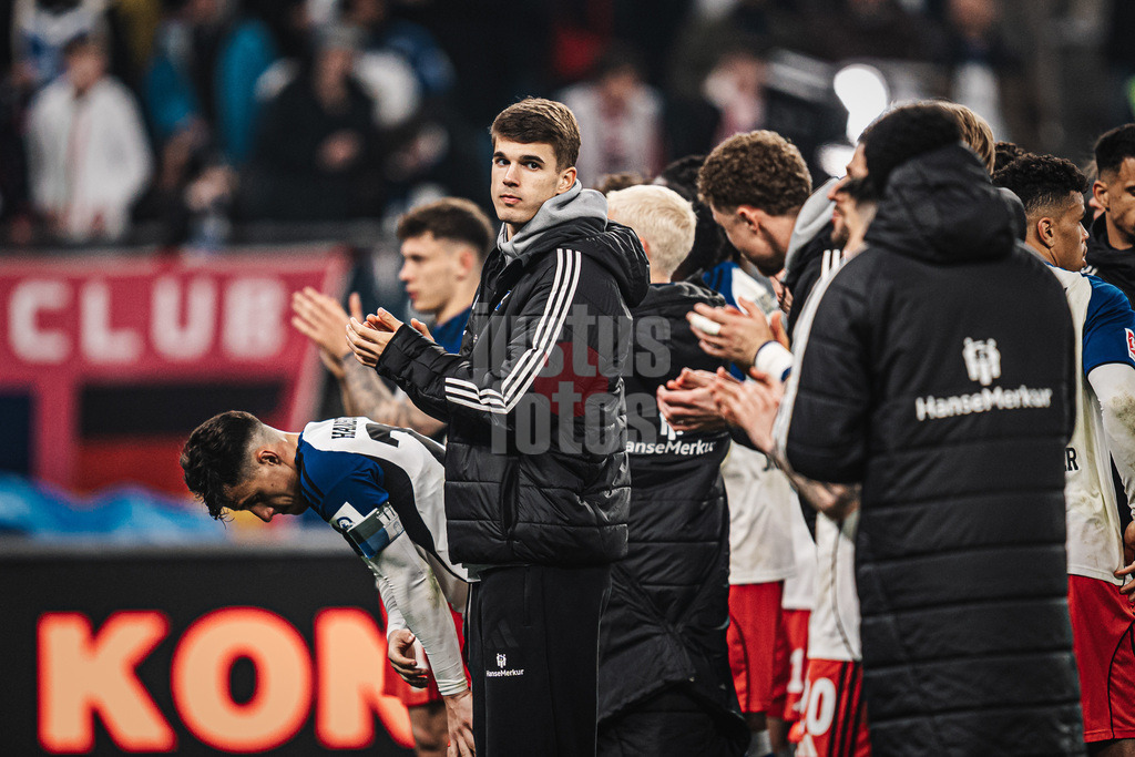 Fußball | Männer | Saison 2025/2026 | 1. Fußball-Bundesliga | 31. Spieltag | Hamburger SV vs. TSG Hoffenheim | 25.04.2026 | Luka Vuskovic (#44, HSV) applaudiert den Fans nach dem Abpfiff
