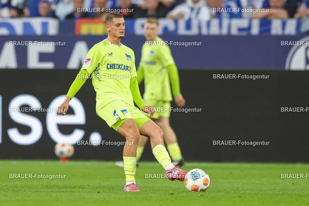 1_S04BER_20250801_2089.JPG -  - FC Schalke 04 - Hertha BSC Berlin - 2. Bundesliga | Gelsenkirchen, Deutschland, 01.08.25: Michael Cuisance (Hertha BSC Berlin) in Aktion, am Ball, Einzelaktion waehrend des Spiels der 2. Bundesliga zwischen FC Schalke 04 - Hertha BSC Berlin in der Veltins-Arena am 01. August 2025 in Gelsenkirchen, Deutschland. (Foto von Stefan Brauer/Brauer-Fotoagentur)DFB/DFL REGULATIONS PROHIBIT ANY USE OF PHOTOGRAPHS AS IMAGE SEQUENCES AND/OR QUASI-VIDEO.