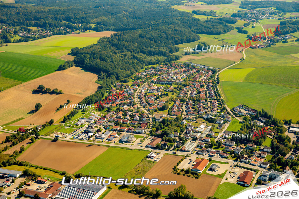 Das Luftbild zeigt : Am Schwebach Mengkofen - Die Luftaufnahme wurde 2023 vom UL-Flugzeug aus erstellt ( keine Drohne ) - Hochauflösende Luftaufnahme - Für grossformatige Ausdrucke geeignet. Die Geschenkidee !Mit Lizenz und Bildrechte bestellbar