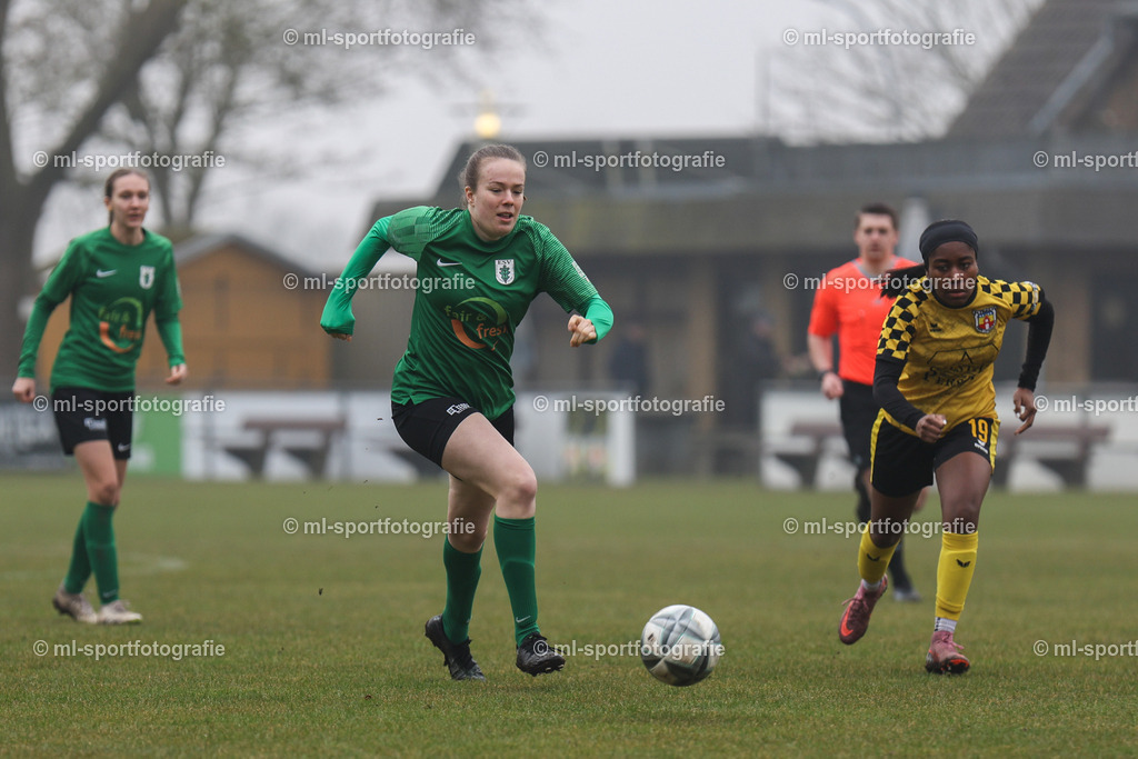 Fußball I Frauen I Saison 2025/2026 I Oberliga Schleswig-Holstein I 12. Spieltag I SV Frisia 03 Risum-Lindholm - Eichholzer SV | ml-sportfotografie - Realisiert mit Pictrs.com