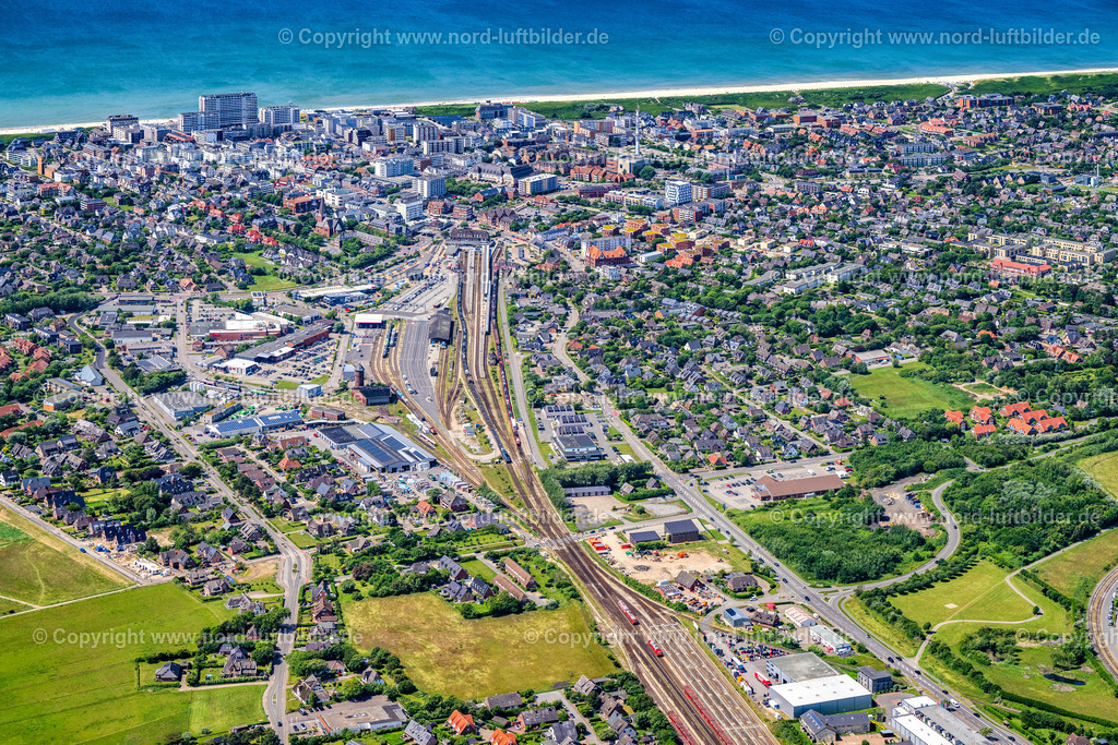 Sylt_Westerland_Bahnhof_Autozug_Gleise_ELS_4635130625 | SYLT 13.06.2025 Gleisverlauf und Gebäude des Hauptbahnhofes im Ortsteil Westerland auf der Insel Sylt im Bundesland Schleswig-Holstein, Deutschland. Weiterführende Informationen bei: DB Fernverkehr AG,  DB Regio AG. // Track progress and building of the main station of the railway in the district Westerland on Island Sylt in the state Schleswig-Holstein, Germany. Further information at: DB Fernverkehr AG,  DB Regio AG. Foto: Martin Elsen