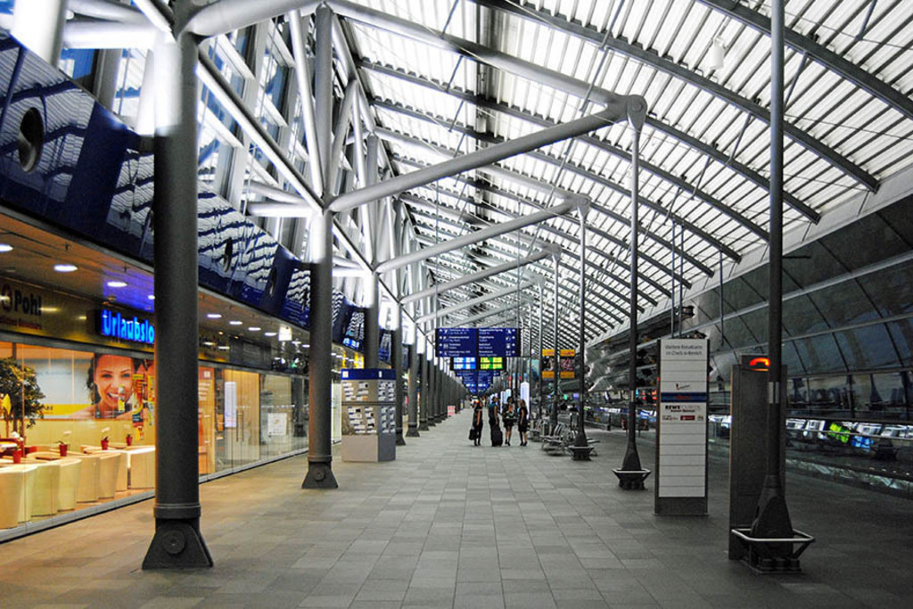 Foto: Leipzig - Flughafen Leipzig-Halle | Das Team hinter BILDLEXIKON LEIPZIG bündelt historische wie aktuelle Informationen über die Stadt Leipzig in Text und Bild auf einer Plattform und stellt diese der interessierten Öffentlichkeit zur Verfügung.