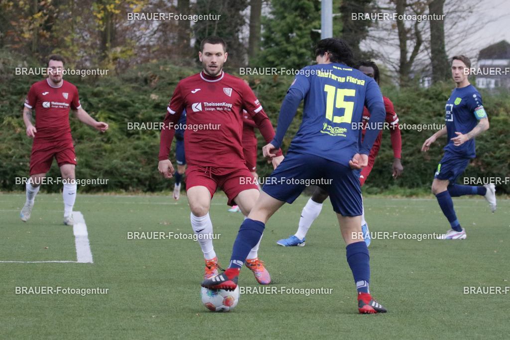 30.11.2025 SC St. Tönis - 1. FC Monheim | Tönisvorst, Deutschland, 30.11.25:  Julian Andres Suaterna Florez (SC St. Tönis) in Aktion während des Oberliga Niederrhein Spiels zwischen SC St. Tönis - 1. FC Monheim am 30. November 2025 in Tönisvorst, Deutschland. (Foto Ralph Görtz /Brauer-Fotoagentur)