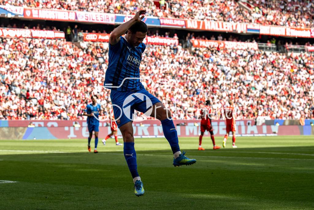 FC Bayern München - 1. FC Heidenheim | MUNICH, GERMANY - 02. MAI: Jubel der Gäste nach dem Treffer zum 0-1 durch Budu ZIVZIVADZE (1. FC Heidenheim 11) während dem Bundesligamatch zwischen dem FC Bayern München und dem 1. FC Heidenheim am 32. Spieltag in der Allianz Arena / DFL REGULATIONS PROHIBIT ANY USE OF PHOTOGRAPHS AS IMAGE SEQUENCES AND/OR QUASI-VIDEO