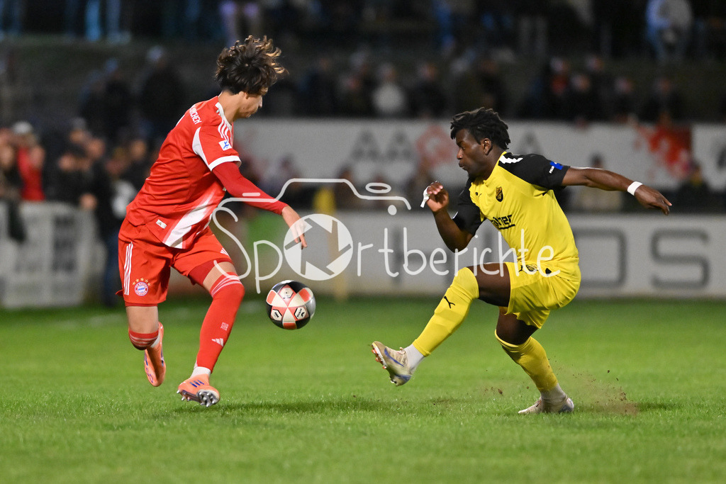 DJK Vilzing - FC Bayern Amateure | im Duell Adin LICINA (FC Bayern München II #7) und Alexis FAMBO (DJK VIlzing 3) / Zweikampf / Regionalliga Bayern: DJK Vilzing - FC Bayern Amateure; Manfred-Zollner Stadion am 23.09.2025