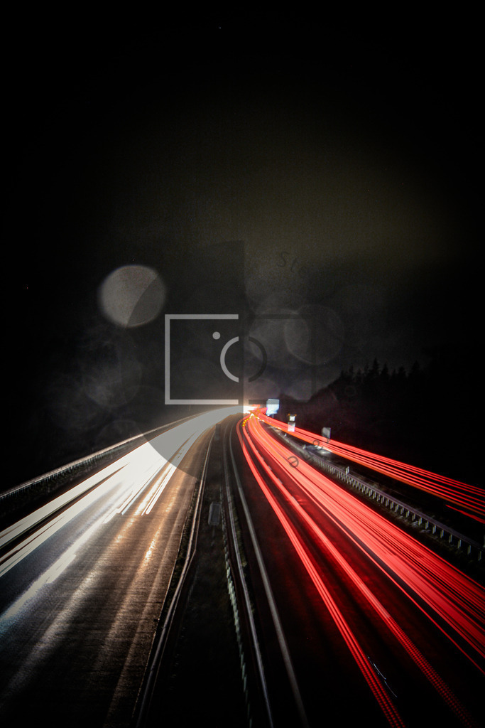 Wandbild Light Trail Autobahn | Ich bin Fotograf und auf meiner Webseite hast du die Möglichkeit meine fotografie als Wandbilder druckfertig für dein Zuhause zu bestellten. - Realisiert mit Pictrs.com