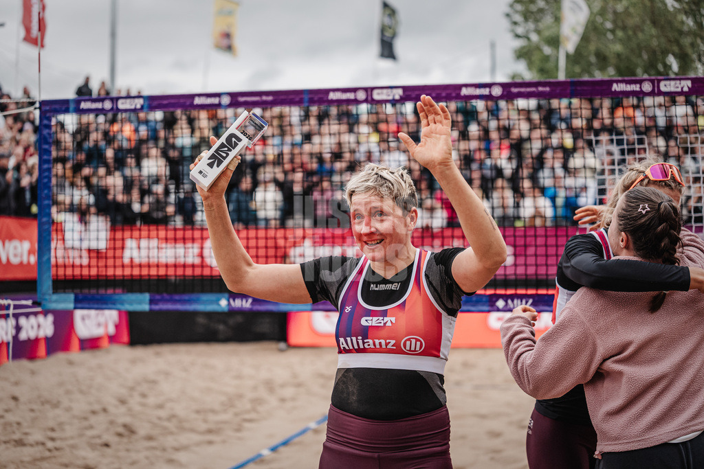 Beachvolleyball | Frauen | Allianz German Beach Tour 2026 | Tourstop Düsseldorf | 17.05.2026 | Melanie Gernert mit dem Pokal nach dem Turniersieg