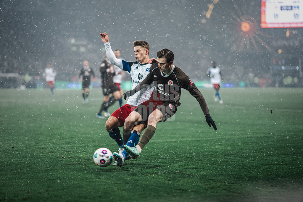 Fußball | Männer | Saison 2023/2024 | 2. Fußball-Bundesliga | 15. Spieltag | FC St. Pauli vs. Hamburger SV | 01.12.2023 | v.l. Miro Muheim (#28, HSV) und Connor Metcalfe (#24, FC St. Pauli) im Zweikampf