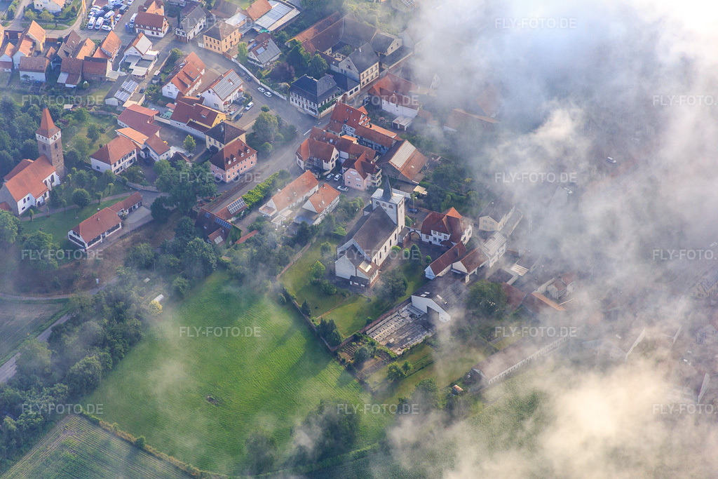 Luftbild: Protestantische und Katholische Kirche unter Wolken in Minfeld im Bundesland Rheinland-Pfalz in Deutschland. Foto: IMG_089979.jpg vom 26.06.2016 durch Werner Riehm/FLY-FOTO.de