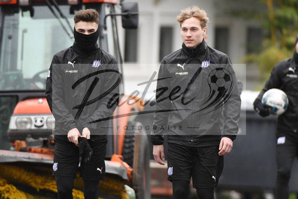 20200226_TRAOSN_0013 | Fussball, Herren: Marc Auge (VFL Osnabrueck U19) und Jakob Duhme (VfL Osnabrueck U19) schauen waehrend der Trainingseinheit des VfL Osnabrueck im Sportpark Illoshoehe am 26.02.2020 in Osnabrueck, Deutschland. - Realisiert mit Pictrs.com